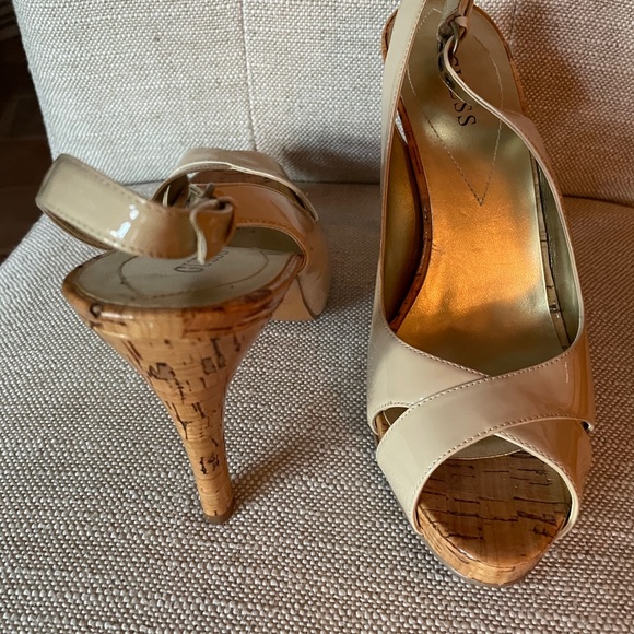 GUESS nude patent leather platform sandals - Picture 5 of 6